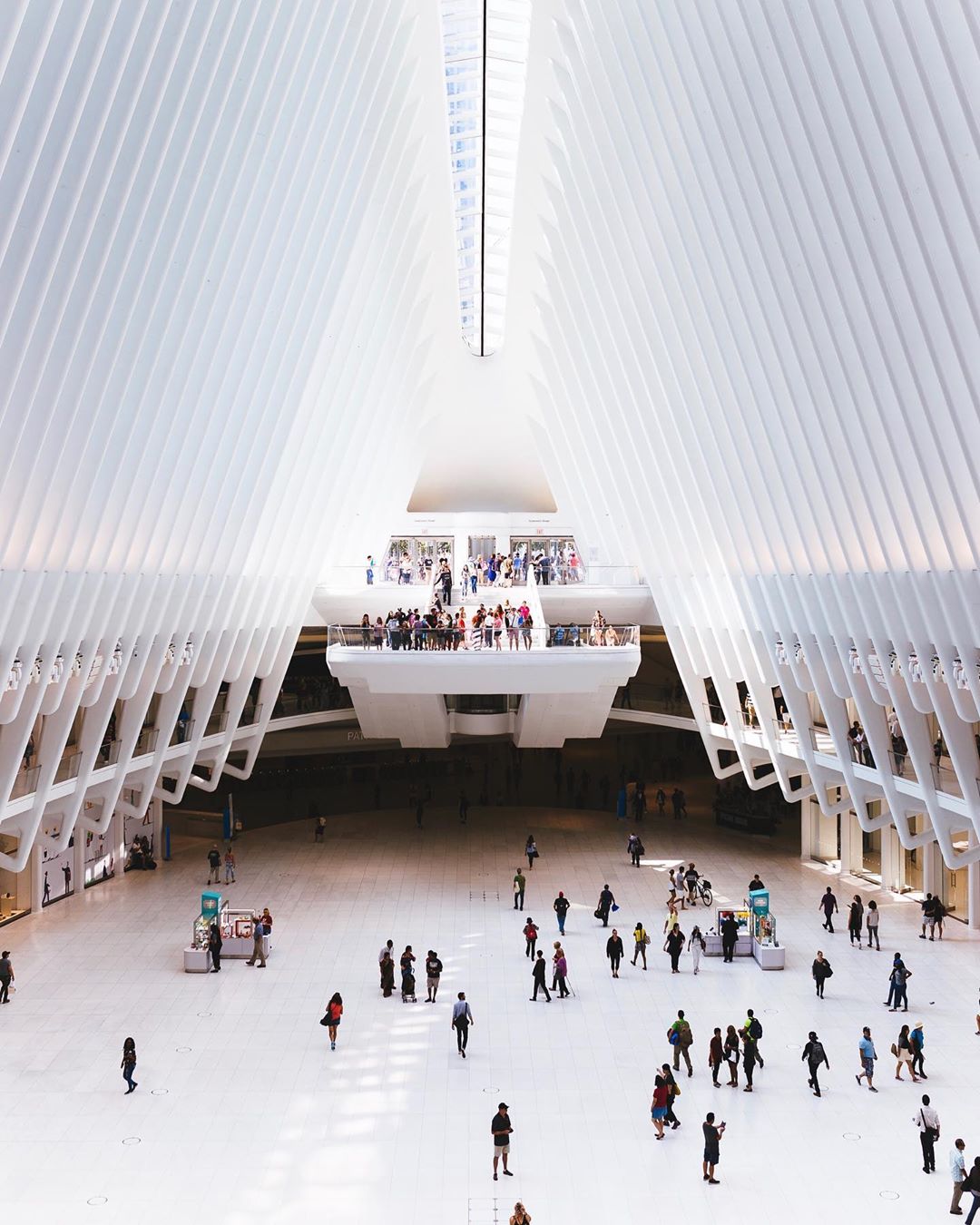 Der beeindruckende Bahnhof Oculus am World Trade Center in NYC entworfen vom spanische Architekt Santiago…